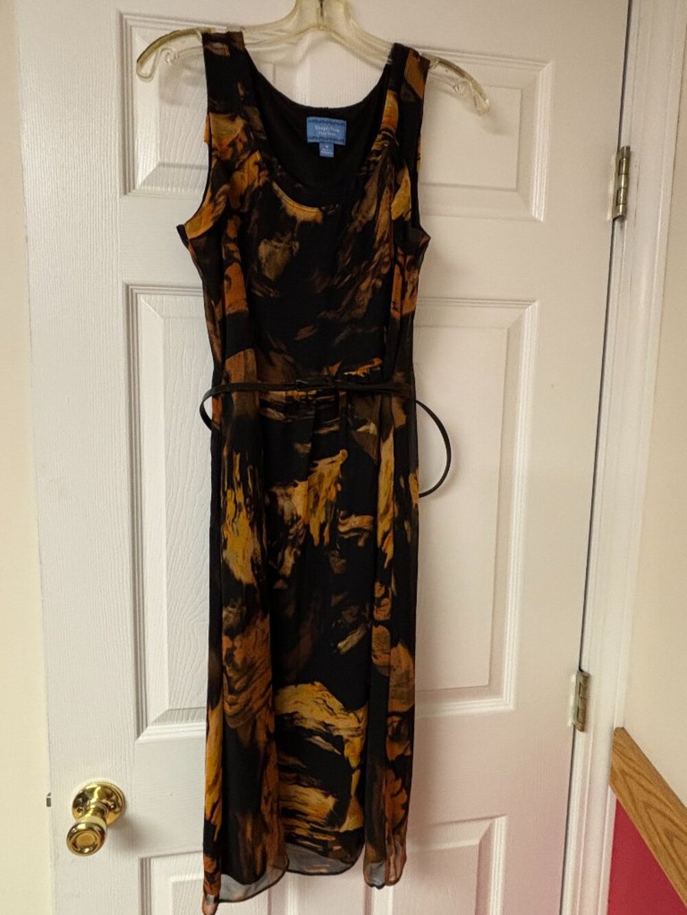 Vera Wang Dress Size M - Never Worn - Layered, Belted, Accents
